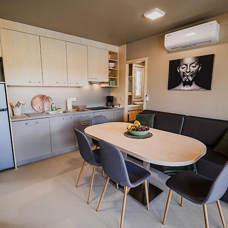 Deluxe Lake View Mobile Homes With Thermal Riviera Tickets ชาเตช อ็อบ ซาวี ภายนอก รูปภาพ
