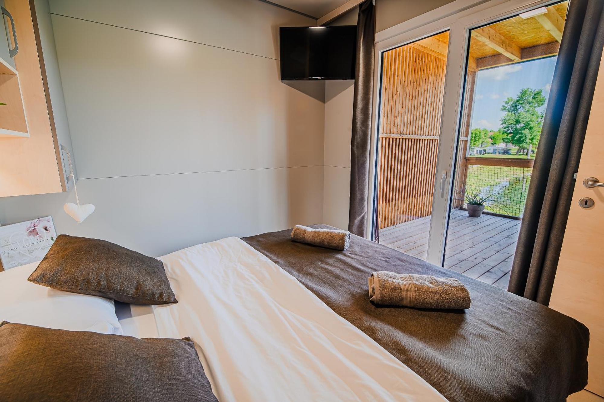 Deluxe Lake View Mobile Homes With Thermal Riviera Tickets ชาเตช อ็อบ ซาวี ภายนอก รูปภาพ
